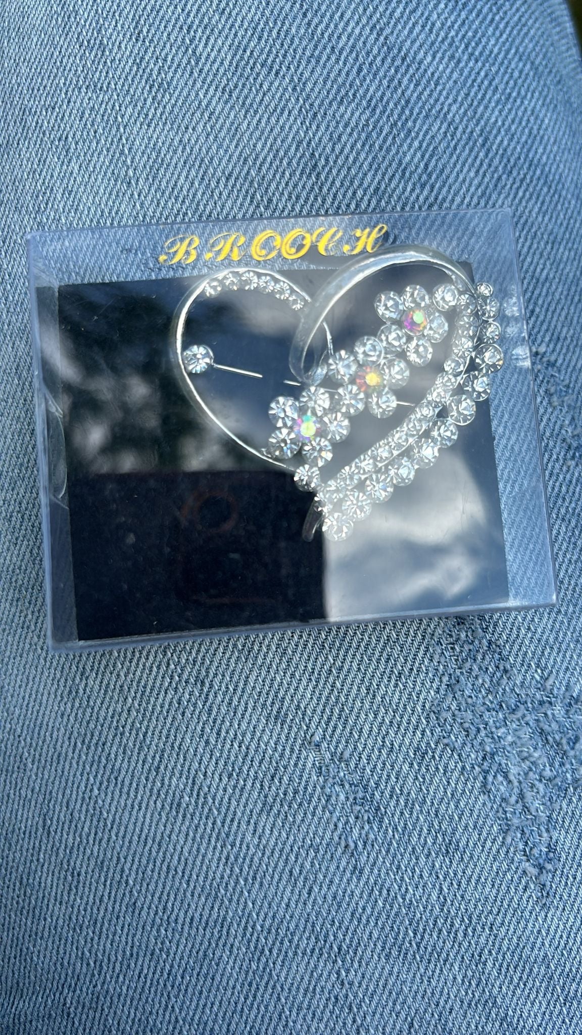 Harten speld met bloemen en steentjes